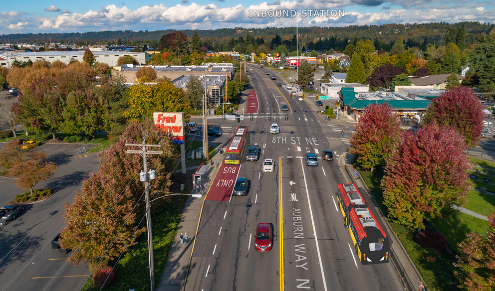 Vista aérea de un autobús RapidRide que circula por un carril rojo de acceso comercial y transporte público (BAT) junto al tráfico mixto cerca de una parada de autobuses en Auburn Way North en 8th Street NE